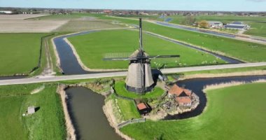 Hollanda 'da tarihi bir yeldeğirmeni, tipik bir Hollanda manzarası. Hava aracı videosu.