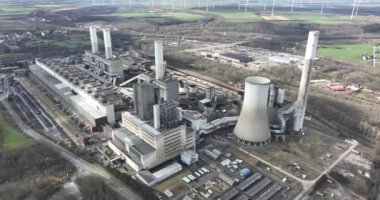 Grevenbroich, 11 Mart 2023, Almanya. Ren linyit madencilik alanında RWE Power tarafından işletilen linyit ateşlenmiş bir enerji santralinin hava aracı videosu. Genel Görünüm.