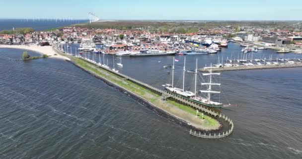 大型帆船がウルクの桟橋に停泊 オランダ — ストック動画
