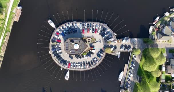 Luchtfoto Van Boat Dock Nederlanden Cirkelvormig Auto Geparkeerd Het Eiland — Stockvideo