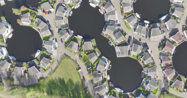 Εναέρια Drone Βίντεο Από Ένα Συγκρότημα Κατοικιών Κατά Μήκος Μιας — Αρχείο Βίντεο