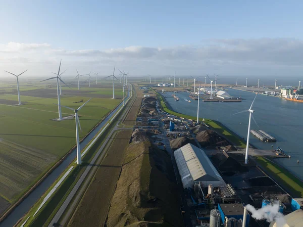高くそびえる風力タービン 忙しいドック 海上の貨物を運ぶ船をキャプチャする息をのむようなドローンビデオで Eemshaven港のエネルギー 革新を体験してください — ストック写真
