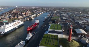 Ijmuiden, 11 Aralık 2023, Hollanda. Ijmuiden limanında yanıp sönen liman. Hava aracı videosu.