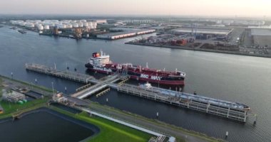 Ijmuiden, 11 Aralık 2023, Hollanda. STENA İmperatif, Kimyasal ve Petrol Ürünleri Tankeri. Amsterdam 'da Westhaven' a demirlemiş. Hava aracı görünümü.