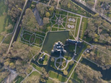 Havadan çekilen fotoğrafta, Hollanda Rönesans mimarisi ve tasarımının bir kanıtı olarak De Haar Kaleleri 'nin avlu ve bahçelerinin etkileyici boyutları sergileniyor..