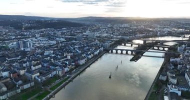 Koblenz, Almanya, havadan panoramik manzara. Ren 'de Moselle nehrinin birleştiği bir şehir. Hava aracı görünümü.