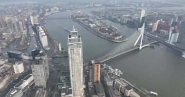 Rotterdam, 15 Şubat 2023, Hollanda 'da. Rotterdam 'ın kentsel manzarasına yeni bir bakış açısı kazan. Erasmus Köprüsü' nün mimari güzelliğini gösteren hayranlık uyandırıcı bir dron fotoğrafı.