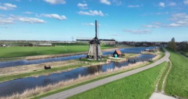 Doğanın gücünü kullanan yel değirmeni kılıçlarının zarif dönüşüne tanık olun. Hollanda kırsalında büyüleyici bir manzara yaratıyorlar..