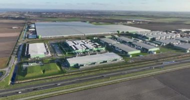 Sürdürülebilir ve yenilenebilir enerji kaynaklarından güç alan huzurlu düz topraklara kurulmuş bir Hollanda veri merkezinin modern mimari ve yenilikçi özelliklerine tanık olun..