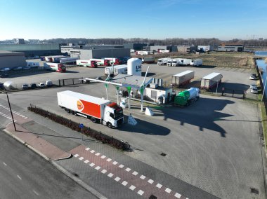Nieuwegein, 8 Şubat 2023, Hollanda. Nieuwegein 'deki LNG dolum noktasının çarpıcı hava aracı videosundaki son teknoloji harikalar yaratıyor..