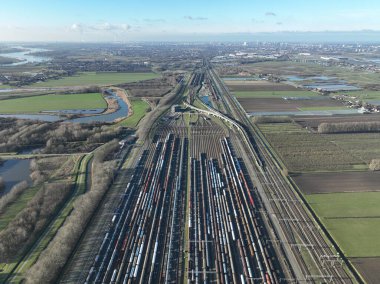 Demiryolu tersanesinin nefes kesici hava görüntüleri demiryolu taşıma altyapısının boyutunu ve karmaşıklığını gözler önüne seriyor..
