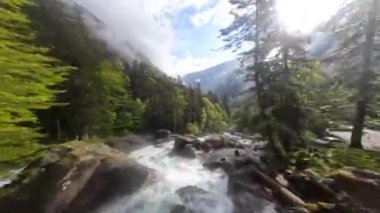 Pirenelerde şelale şelalesi. Taze, yeşil, yemyeşil doğa. FPV ilk bakış açısı hava aracı görünümü.