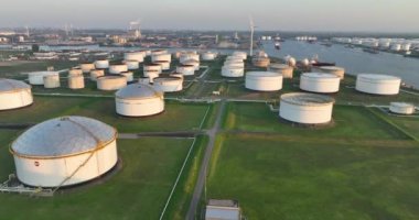 Amsterdam, Hollanda ve Avrupa limanlarındaki Petrokimyasal silolar. Gün batımında yapılan hava aracı görüntüsü.