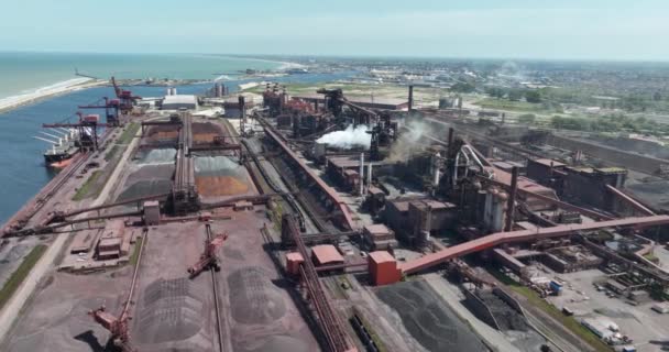 Große Eisen Und Stahlfabrik Der Stadt Groot Sinten Bei Dünkirchen — Stockvideo