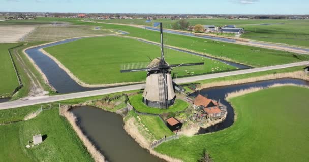 典型的なオランダの田舎のオランダの歴史的な風車 空中ドローンビュー — ストック動画