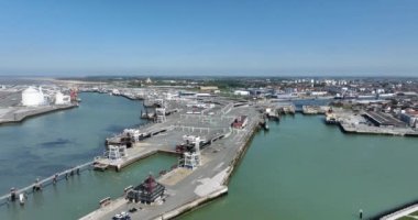 Calais Limanı, Fransa 'da büyük bir nakliye ve feribot terminali. Hava aracı görünümü.