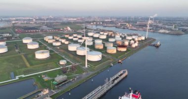 Amsterdam, 13 Mayıs 2023, Hollanda 'da. Chemical ve Oil Products Tanker ve Westhaven terminal siloları. Hava aracı görünümü.