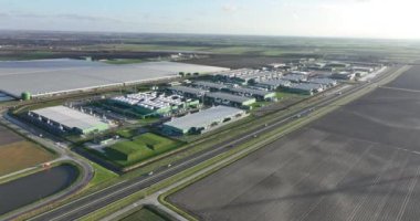 Hollanda 'daki Datacenter tesisi internet teknolojisi merkezi. Hava aracı görünümü.
