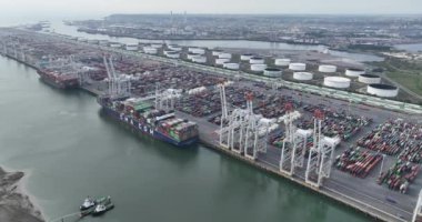 Le Havre, 19 Mayıs 2023, Fransa. Fransa 'daki Le Havre limanındaki konteyner limanı. Yukarıdaki hava aracı görünümü.
