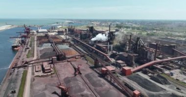 Fransa 'da Dunkerque Grande-Synthe yakınlarında büyük bir çelik fabrikası. Hava aracı görünümü.