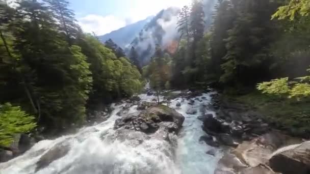 Drone Fpv Survolant Proche Une Cascade Eau Sauvage Dans Les — Video