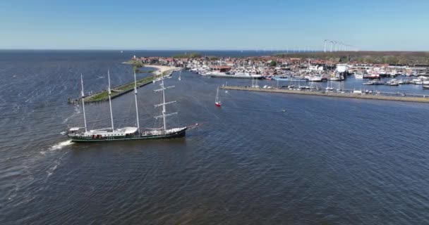 オランダのウルクで船をセーリング 空中ドローンのオーバーヘッドビュー — ストック動画