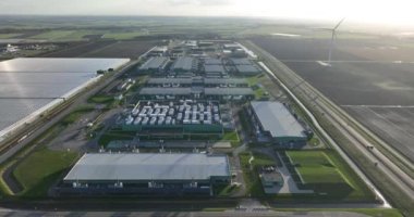Hollanda 'nın Hollandse Kroon kentindeki büyük ölçekli veri merkezinde hava görüntüsü.