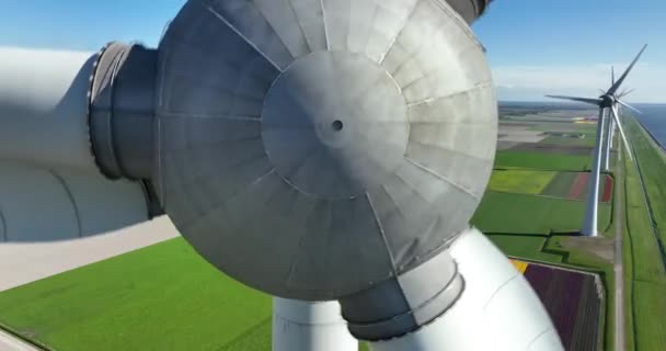 緑のエネルギー風力タービンに近い飛行の空中ドローンビデオ オランダの海岸線と緑の芝生の農業分野 — ストック動画