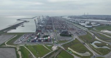 Le Havre, 19 Mayıs 2023, Fransa. Fransa 'daki Le Havre limanındaki konteyner limanı. Yukarıdaki hava aracı görünümü.