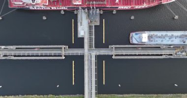 Çiçek tarlalarının havadan görünüşü. Hollanda 'da..