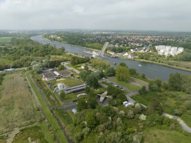 Pegasus Köprüsü, 2. Dünya Savaşı simgesi. Hava aracı görüntüsü. Caen Kanalı 'ndan geçen yol, Normandiya' da Caen ve Ouistreham arasında..