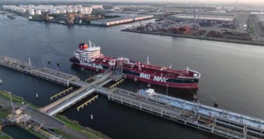 Amsterdam, 13 Mayıs 2023, Hollanda 'da. Petrokimya tanker gemisi, Stena zorunlu. Hava aracı görünümü.