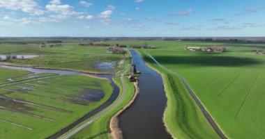 Tipik Hollandalı kırsal polder, hava aracı görüntüsü. Su kanalının üzerinde uçarken.