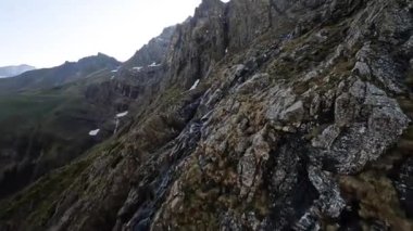 FPV insansız hava aracı Cirque de Gavarnie 'nin şelaleleri boyunca ilerliyor, dağ sörfü.