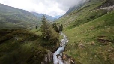 Tourmalet, Col du Tourmalet, Fransız Pirenesi 'ndeki dağlar. Bir şelaleden İHA uçurmak.