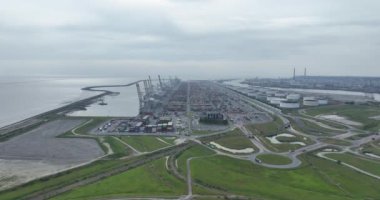 Le Havre, 19 Mayıs 2023, Fransa. Le Havre konteyner terminal limanının hava aracı görüntüsü.