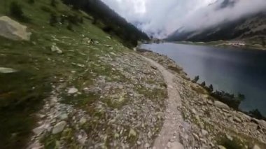 Fransa 'nın Pireneler şehrinde Lac de Gaube çevresinde uçan FPV hava aracı videosu.