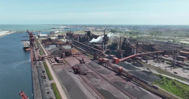 Εναέρια Drone Βίντεο Από Ένα Μεγάλο Εργοστάσιο Χάλυβα Βαριά Βιομηχανία — Αρχείο Βίντεο
