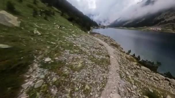 Vídeo Avión Tripulado Fpv Volando Largo Del Camino Alrededor Lac — Vídeo de stock