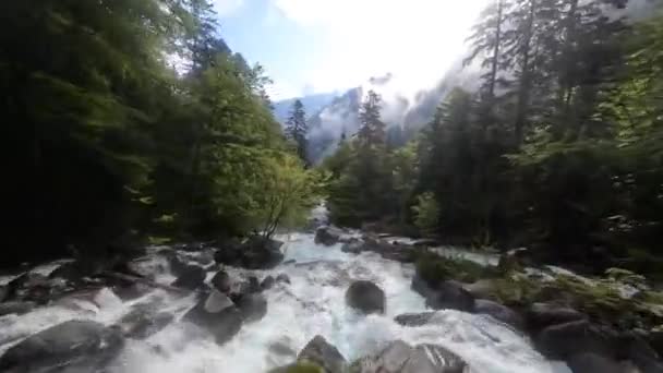 Luchtfoto Fpv Drone Video Van Het Vliegen Een Wild Water — Stockvideo