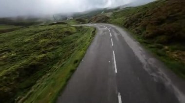 Fransa 'da Cocol Daubisque' de bir yolun üzerinde uçuyor. Hava aracı videosu.
