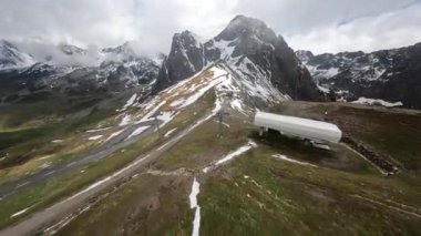 Fransız Pireneleri 'ndeki col du Tourmalet dağlarının FPV drone videosu..