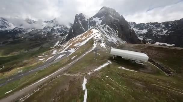 Εναέρια Fpv Drone Βίντεο Του Col Tourmalet Βουνά Στα Γαλλικά — Αρχείο Βίντεο