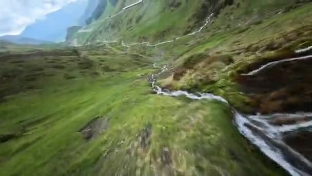 Volando Cerca Con Dron Fpv Sobre Una Cascada Col Tourmalet — Vídeos de Stock