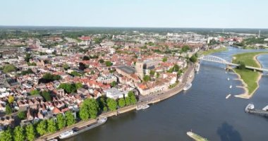 Deventer şehir manzarası tepemizde. Hollanda 'da bir şehir. Hava aracı görünümü.