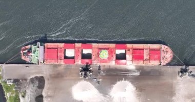 Büyük bir kargo gemisinin yukarıdan görünen görüntüsü, büyük bir nakliye gemisi, bir metal fabrikasına demirlemiş..