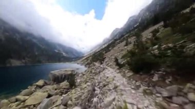 Fransız pireneleriyle Lac de Gaube 'da uçuyorlar. Hava fpv videosu, dağ yolu.