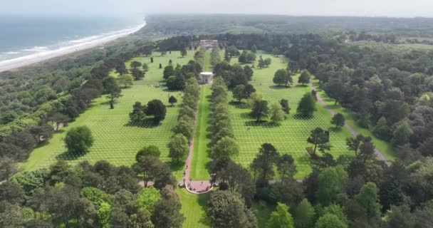 在法国诺曼底的美国公墓空中无人驾驶飞机视图 — 图库视频影像