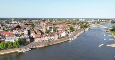 Deventer Ijssel nehri ve şehir silüeti. Hava aracı videosu.