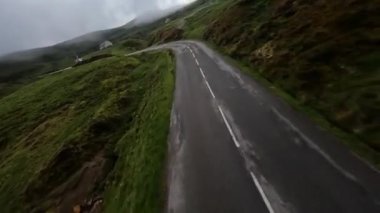 Col dAubisque, Fransız Pirenesi 'nde bir dağ geçididir. Dağ geçidi en çok bisiklet aşamalarıyla bilinir. Hava aracı videosu